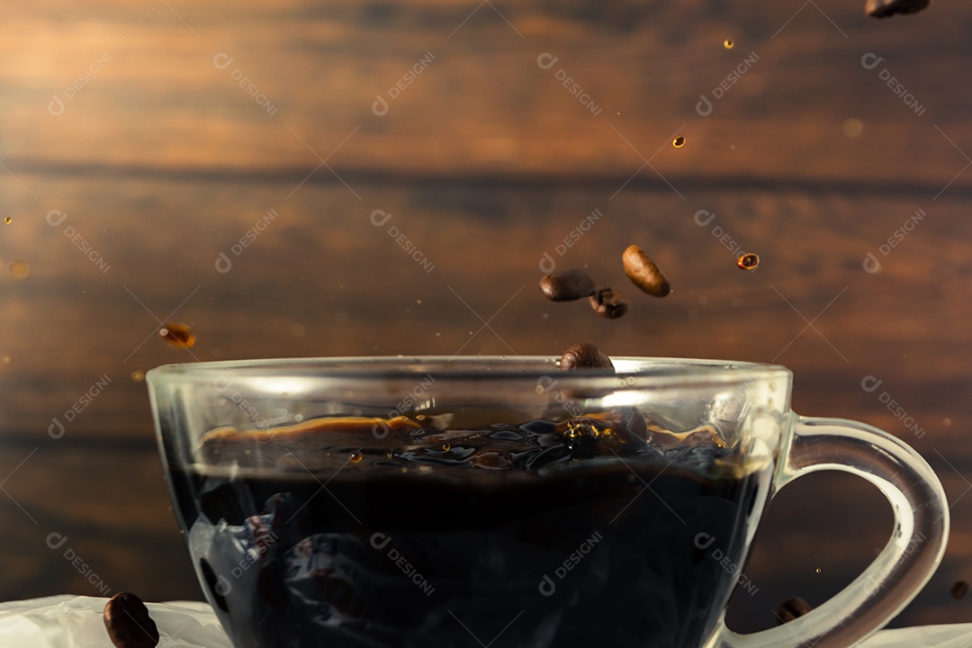 grãos de café preto caindo splash
