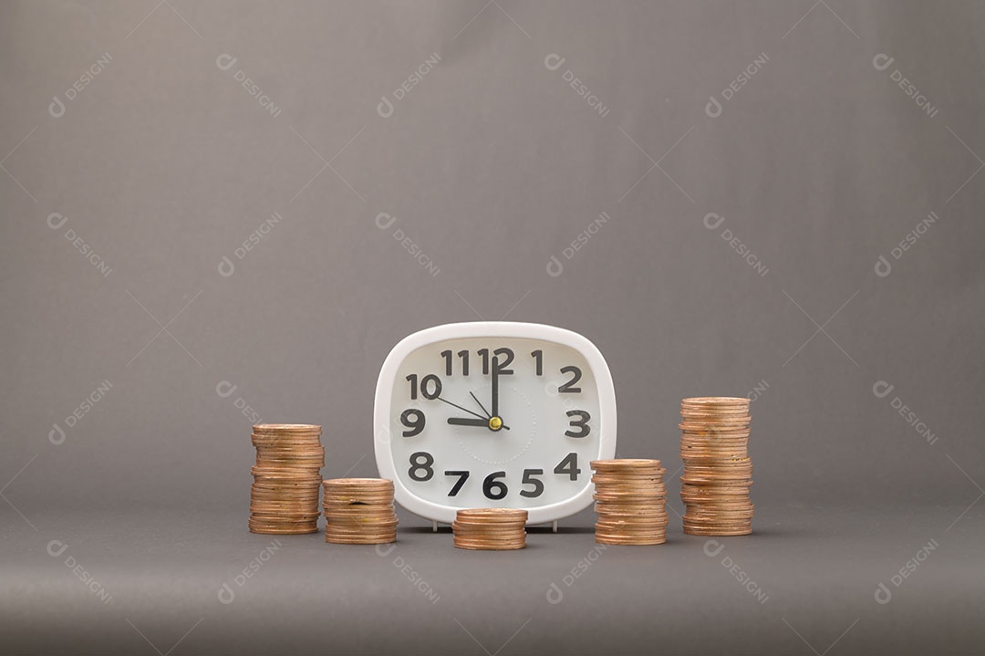 Conceito de moedas empilhadas Finanças para aumentar a renda, investir em ações