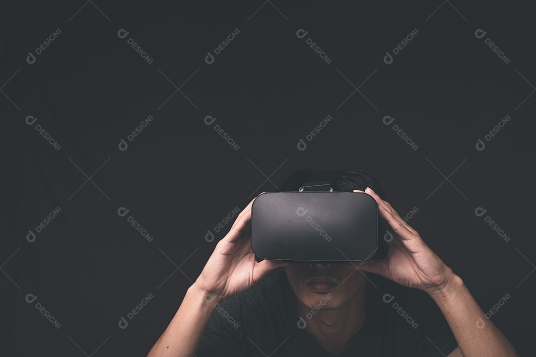 Empresário usando óculos através de óculos para verificar o gráfico de negócios VR óculos virtual Global