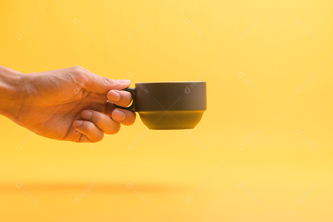 Mão segurando uma xícara de café, tomando café para dar energia.