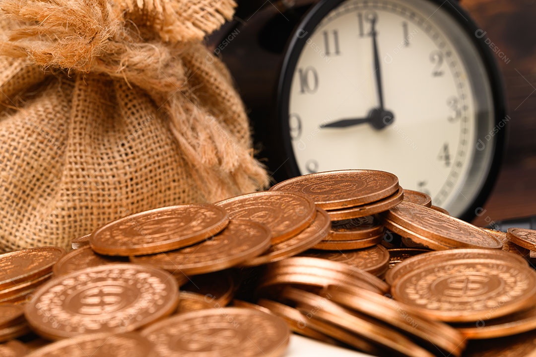 Finanças de negócios e economia de investimento em dinheiro, pilha de moedas de dinheiro