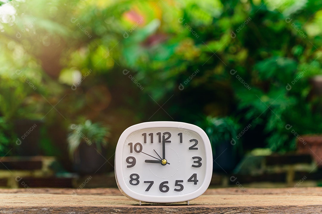 Relógio é colocado sobre a mesa mostrando o tempo de vida.