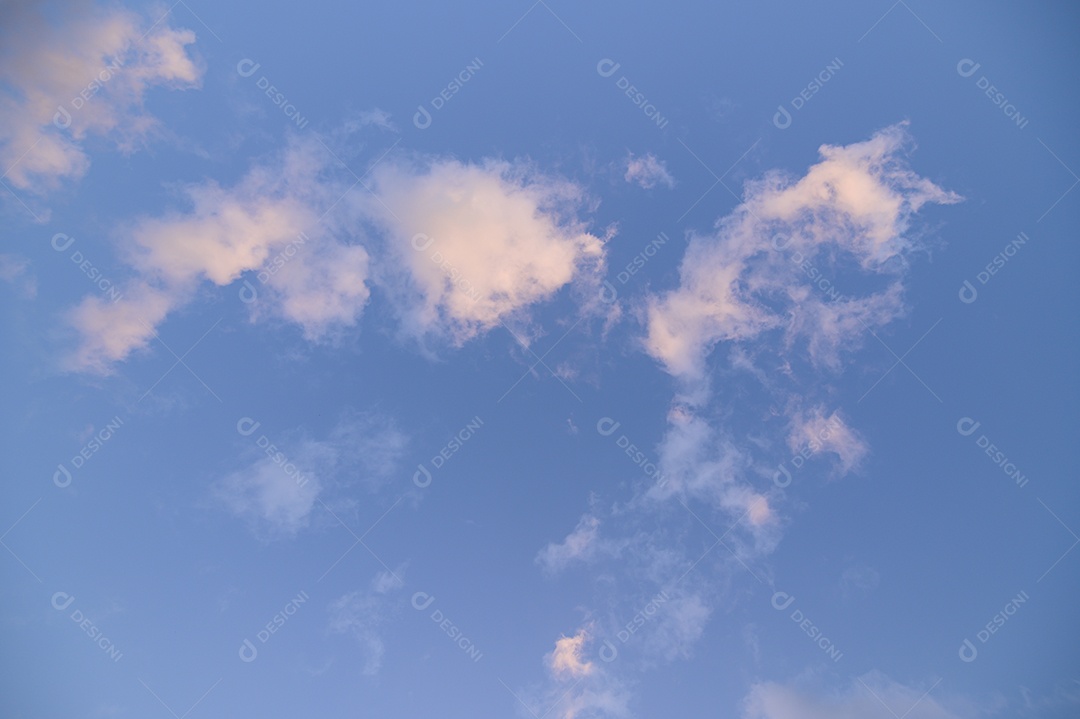 Céu e nuvens durante a noite