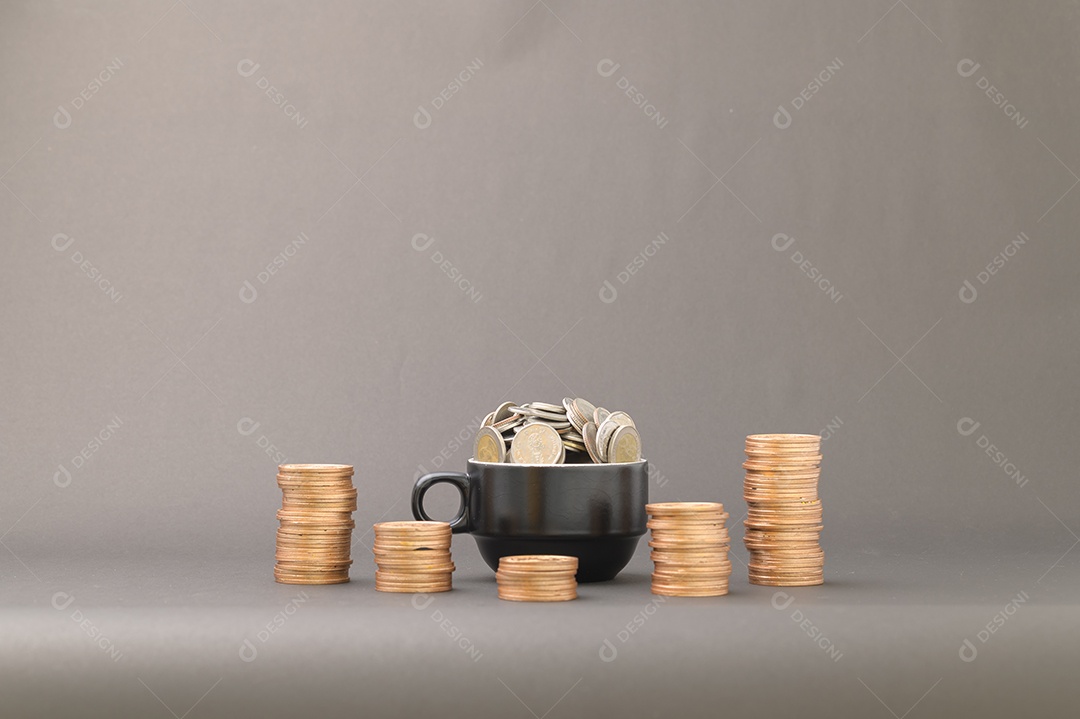 Conceito de moedas empilhadas Finanças para aumentar a renda, investir em ações