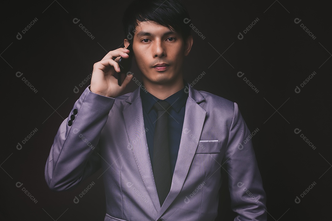 Pessoa que usando telefones inteligentes, conversam, comunicam-se