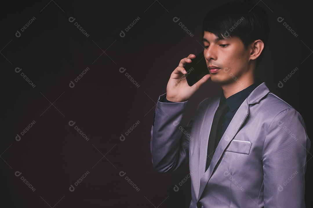 Pessoa que usam telefones inteligentes, conversam, comunicam-se