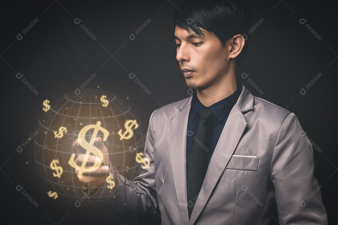 Pessoas exibem a moeda do dólar do símbolo do holograma para ganhar via smartphone