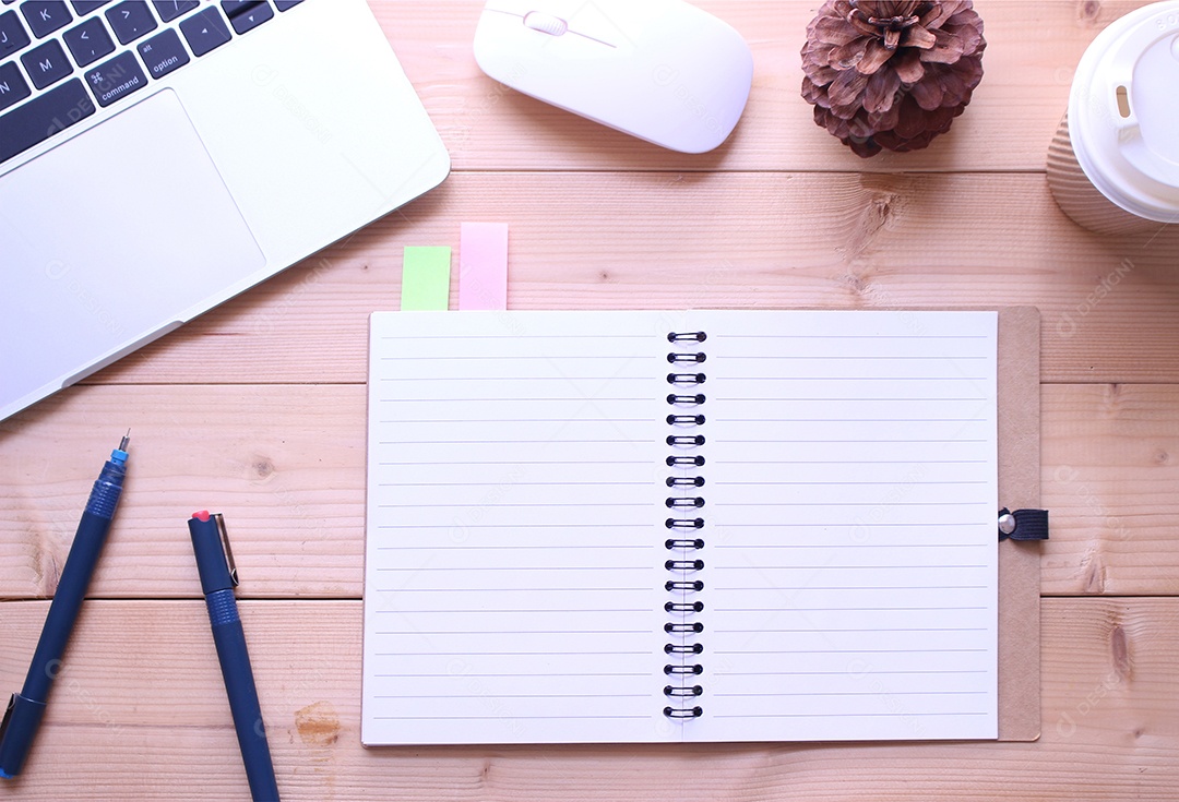 Mesa de mesa de escritório plana de vista superior. espaço de trabalho com notebook, livro de papel, smartphone, caneta e mouse