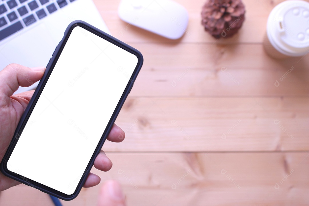 Homem de negócios segurando smartphone com ponto no fundo da mesa de mesa de escritório