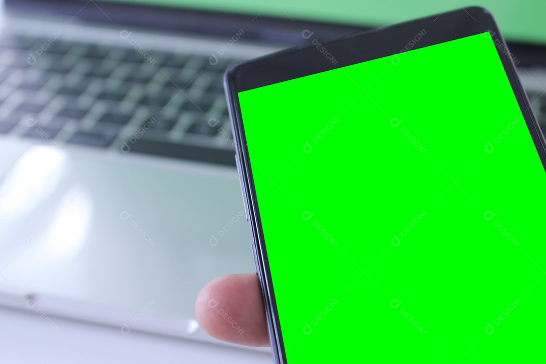 Homem de negócios segurando smartphone com ponto no fundo da mesa de mesa de escritório