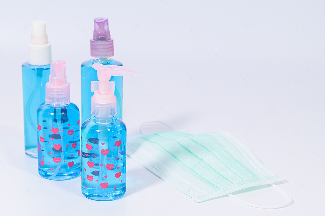 Cena de gel de álcool em um fundo branco.