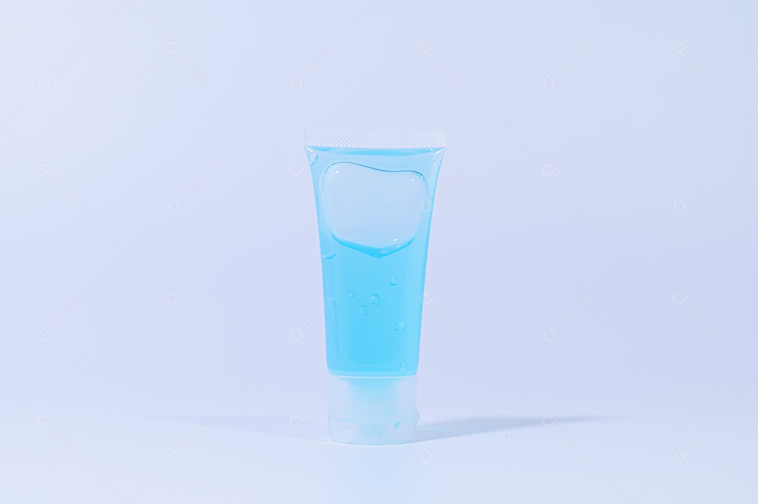 Cena de gel de álcool em um fundo branco.