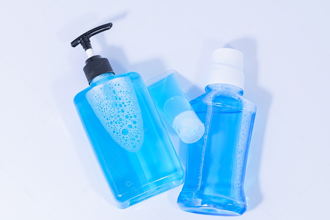 Cena de gel de álcool em um fundo branco.