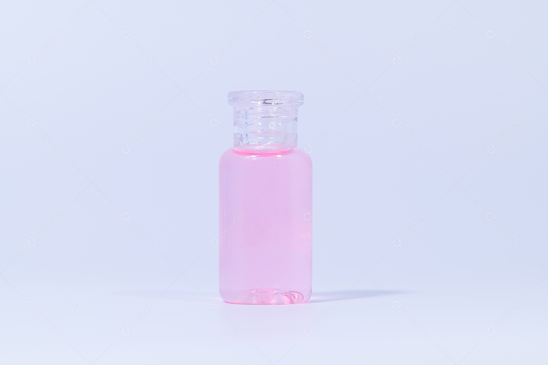 Cena de gel de álcool em um fundo branco.