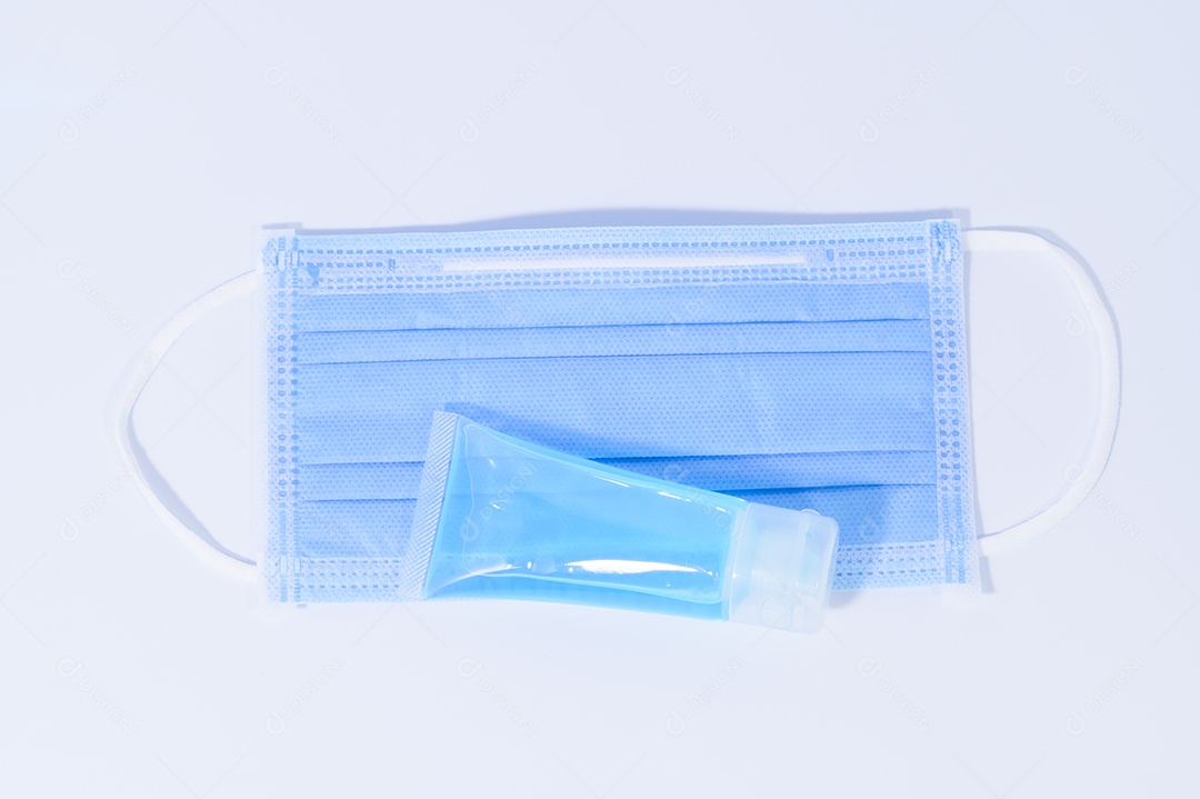 Máscara e gel de álcool no fundo branco