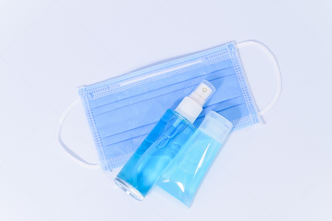 Máscara e gel de álcool no fundo branco
