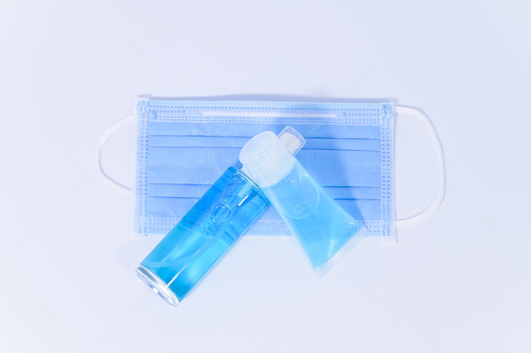 Máscara e gel de álcool no fundo branco