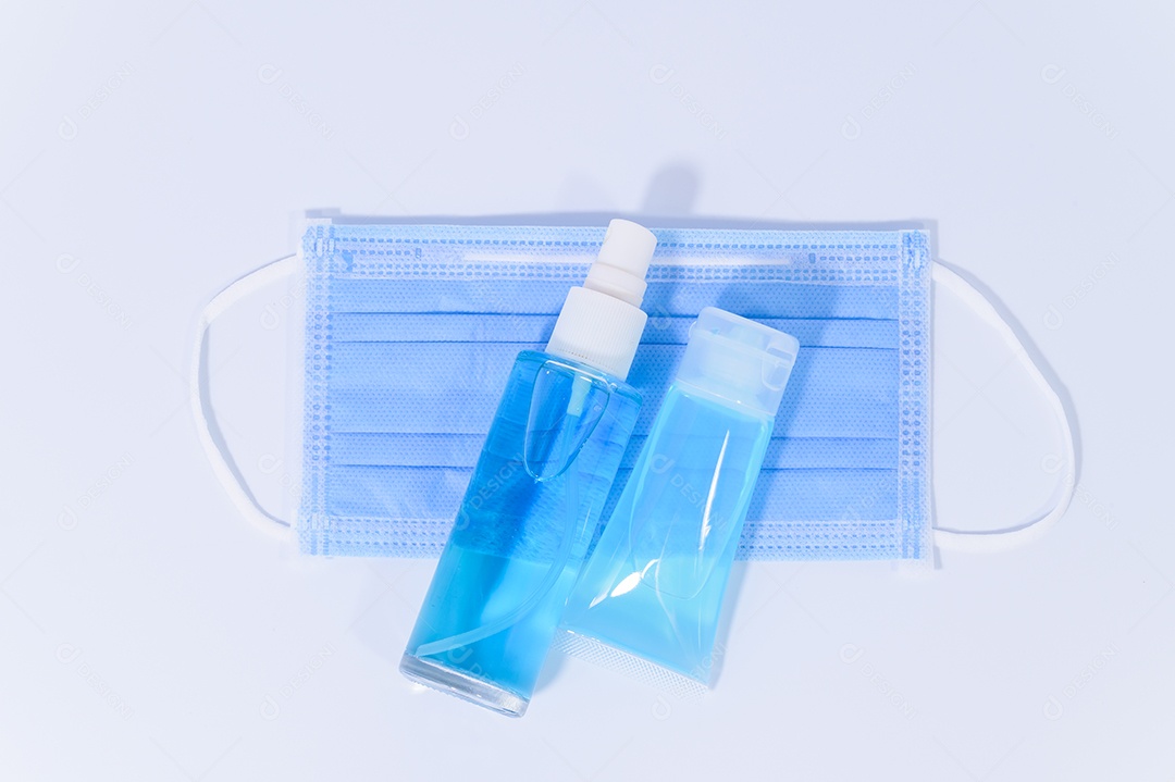 Luvas sanitárias e gel de álcool com fundo branco