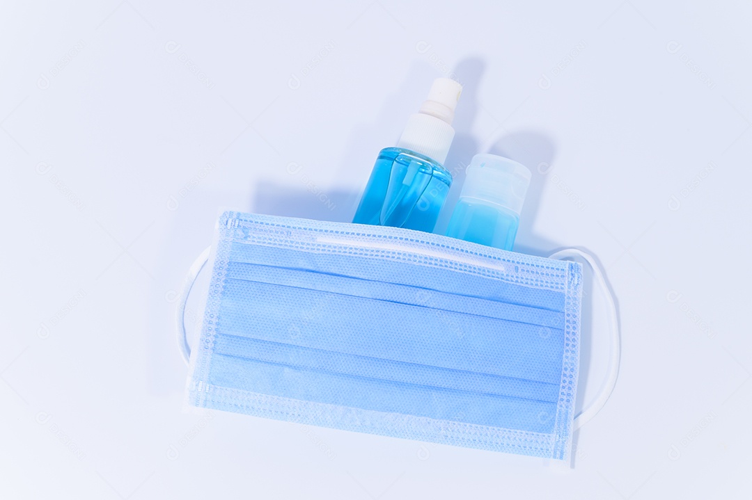 Máscara e gel de álcool no fundo branco