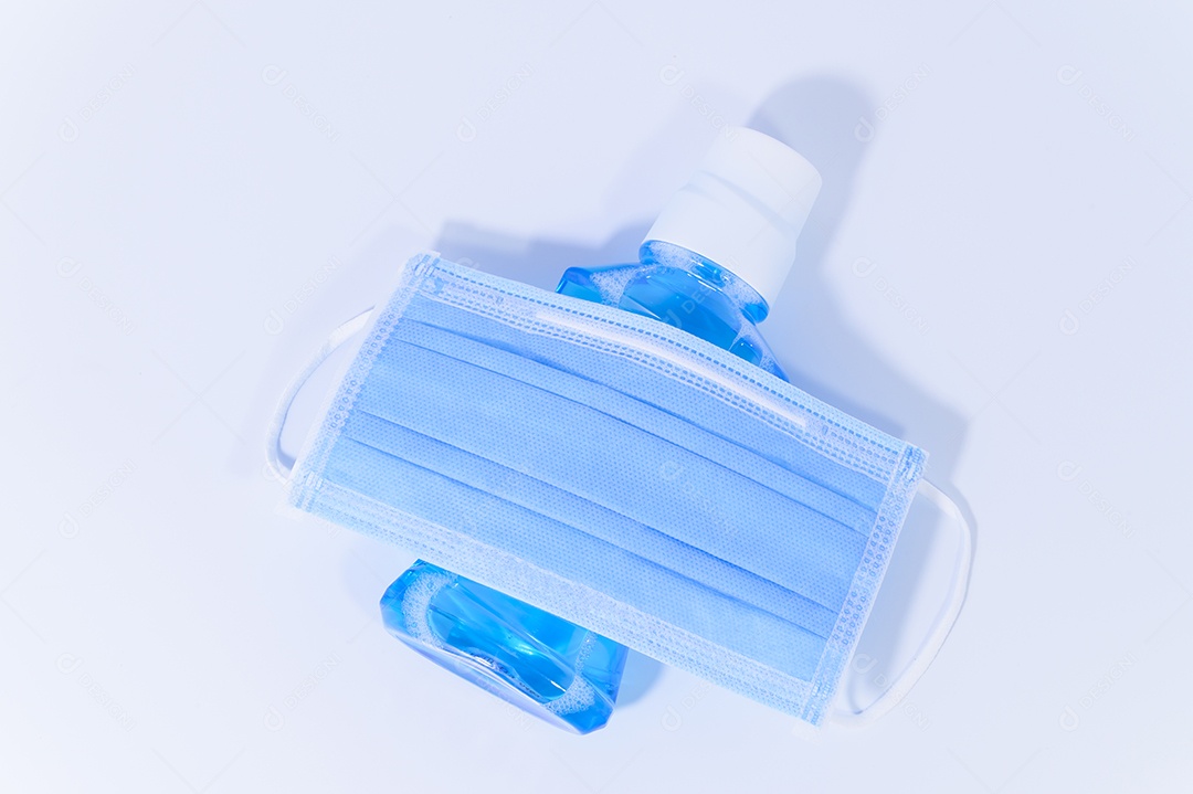 Máscara e gel de álcool no fundo branco