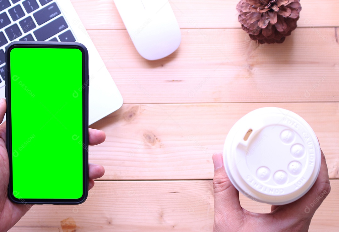 Homem de negócios segurando smartphone com ponto no fundo da mesa de mesa de escritório