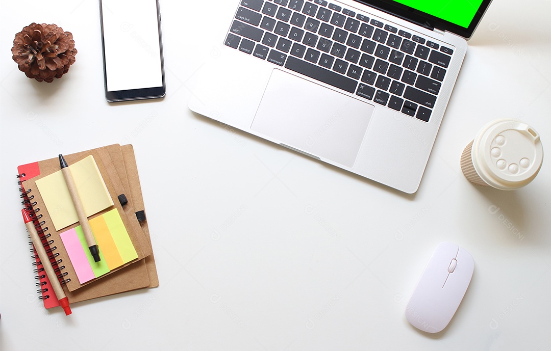 Mesa de mesa de escritório plana de vista superior. espaço de trabalho com notebook, nota de papel, livro, smartphone, xícara de café e mouse no espaço da cópia