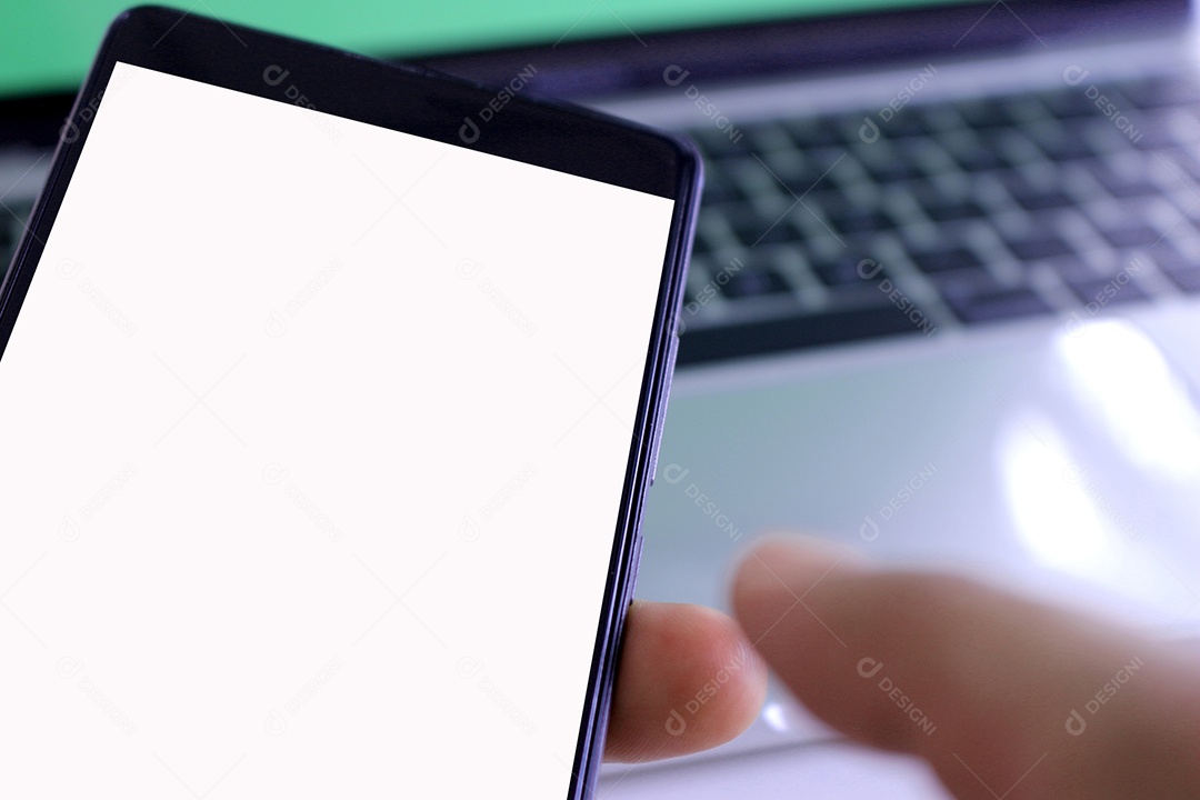 Homem de negócios segurando smartphone com ponto no fundo da mesa de mesa de escritório