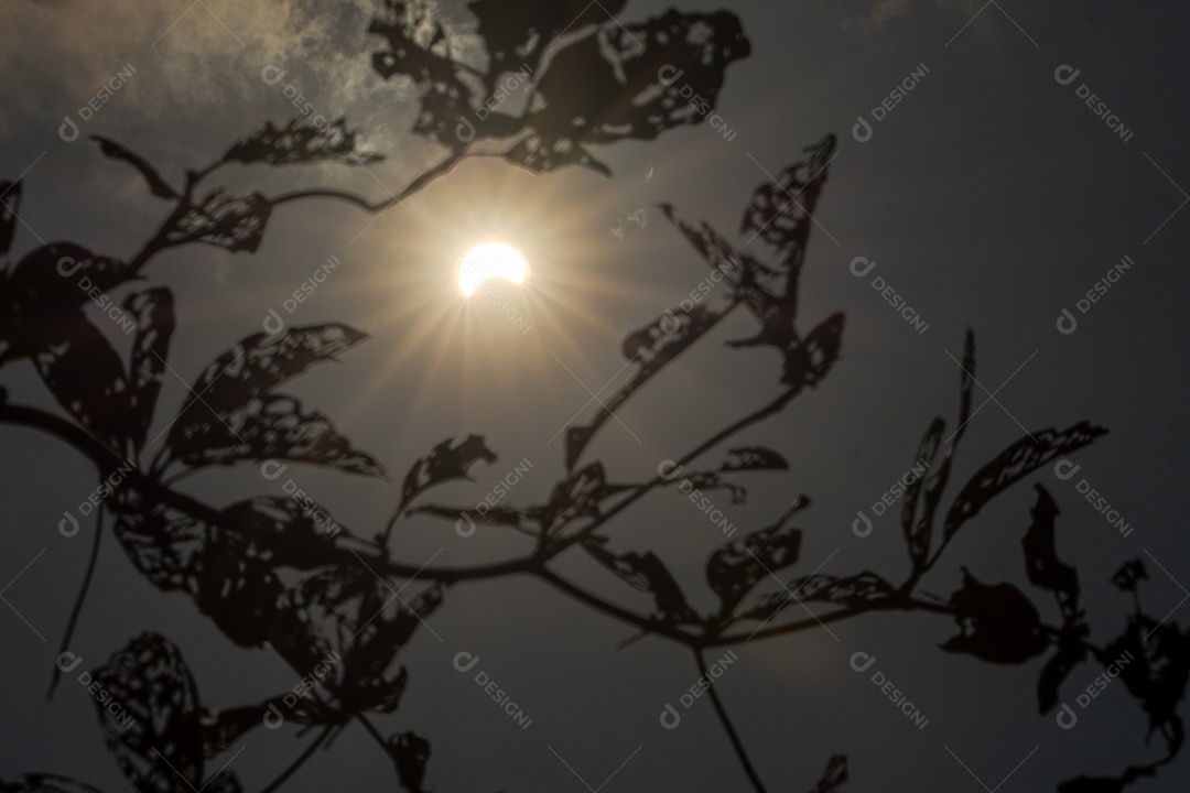 Eclipse solar com nuvens no céu