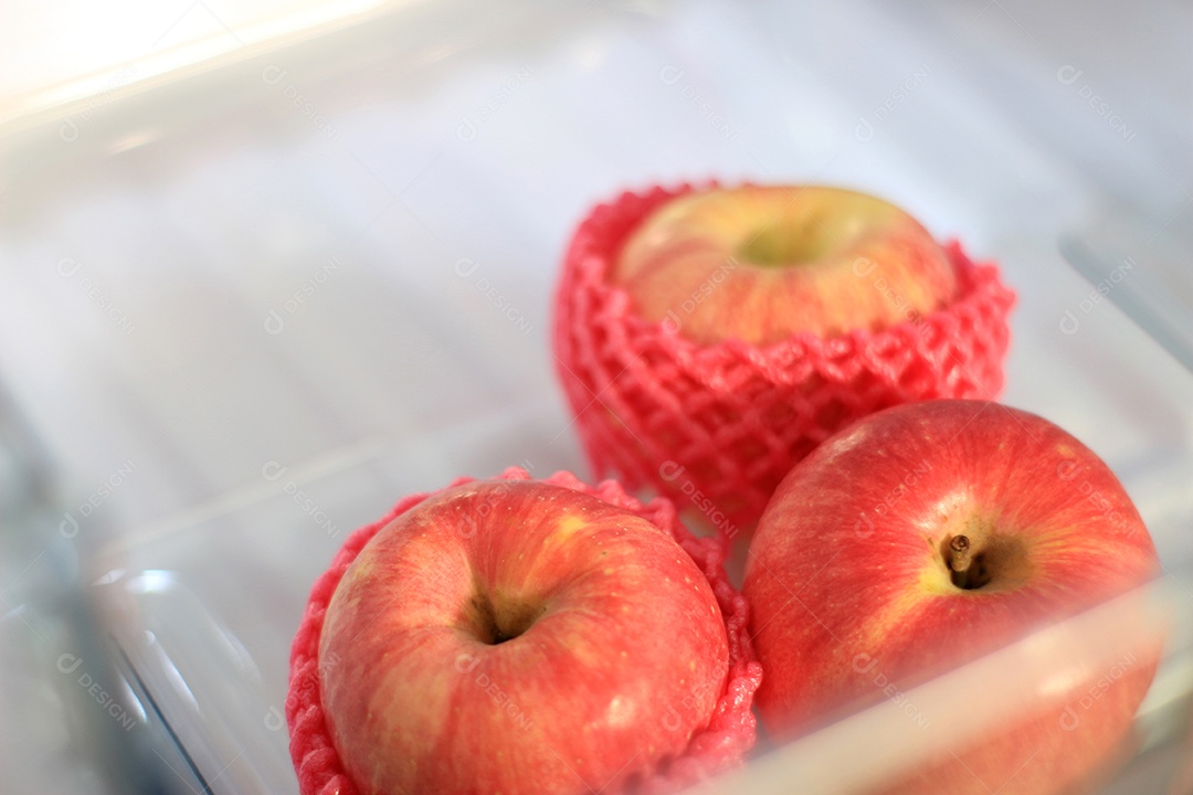 Maçã fresca na geladeira