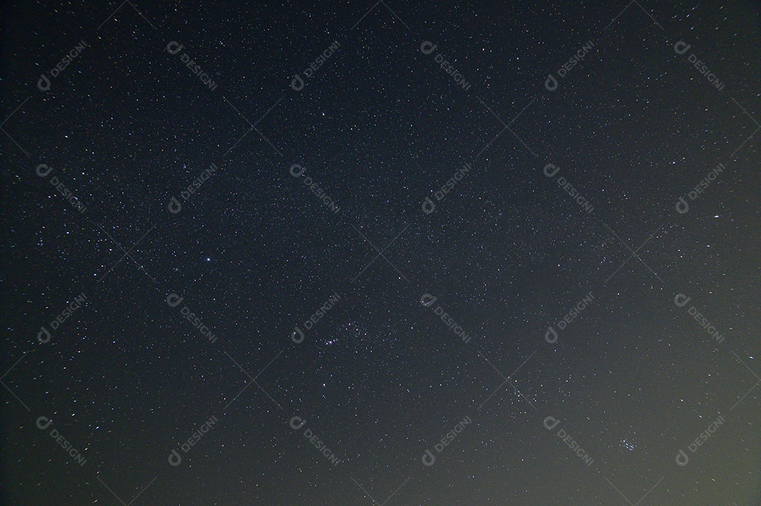 O céu e as trilhas das estrelas à noite