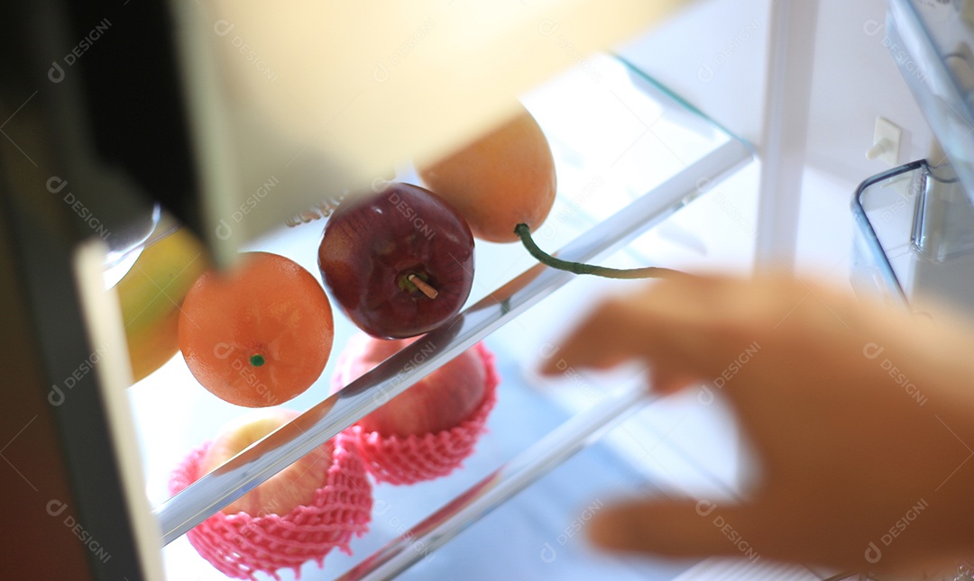 Frutas frescas na geladeira