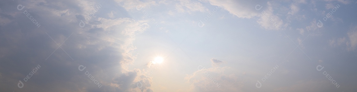 Céu panorâmico e nuvens durante o dia