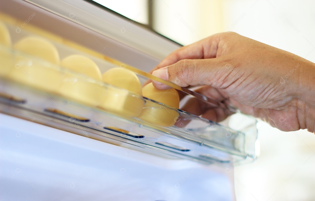Ovos de galinha na prateleira da geladeira