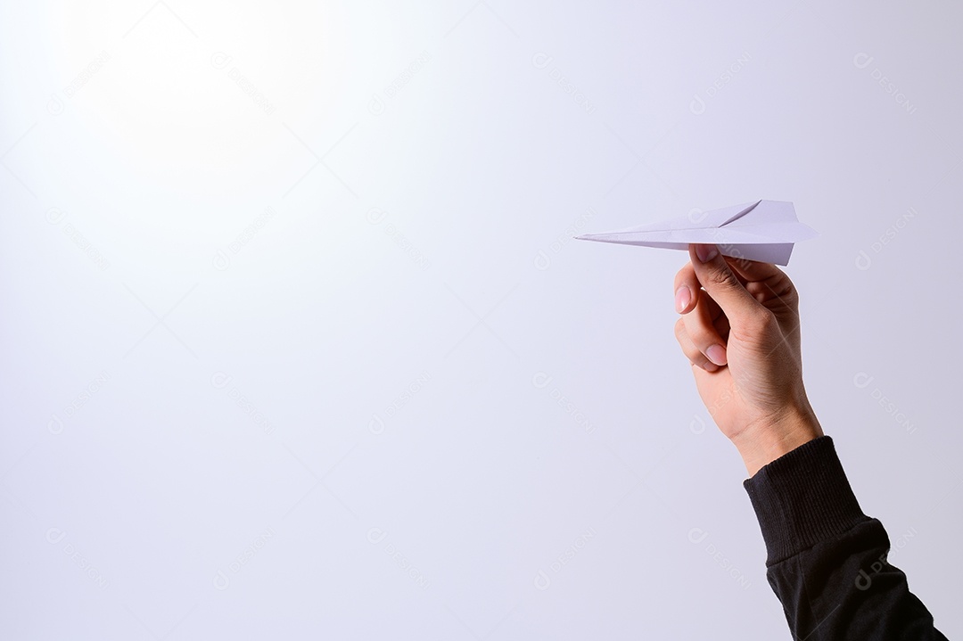 Alça de foguete de papel dobrável contra um fundo branco