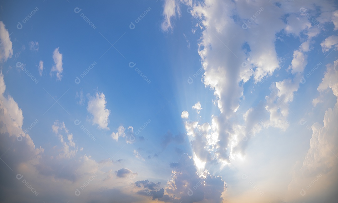 Céu panorâmico e nuvens durante o dia