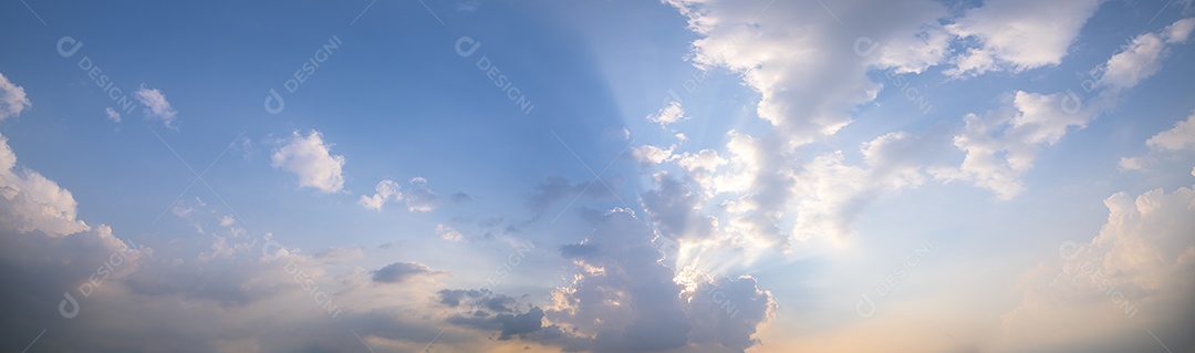 Céu e as nuvens durante o dia são lindos.