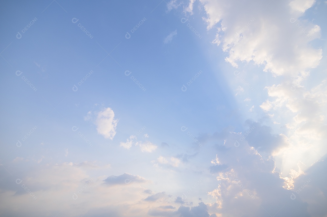 Céu e as nuvens durante o dia são lindos.