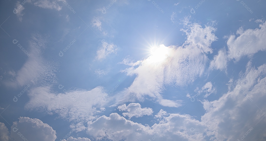 Céu panorâmico e nuvens durante o dia