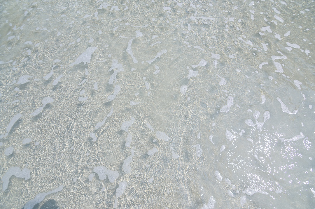 Ondas de água e areia à beira-mar