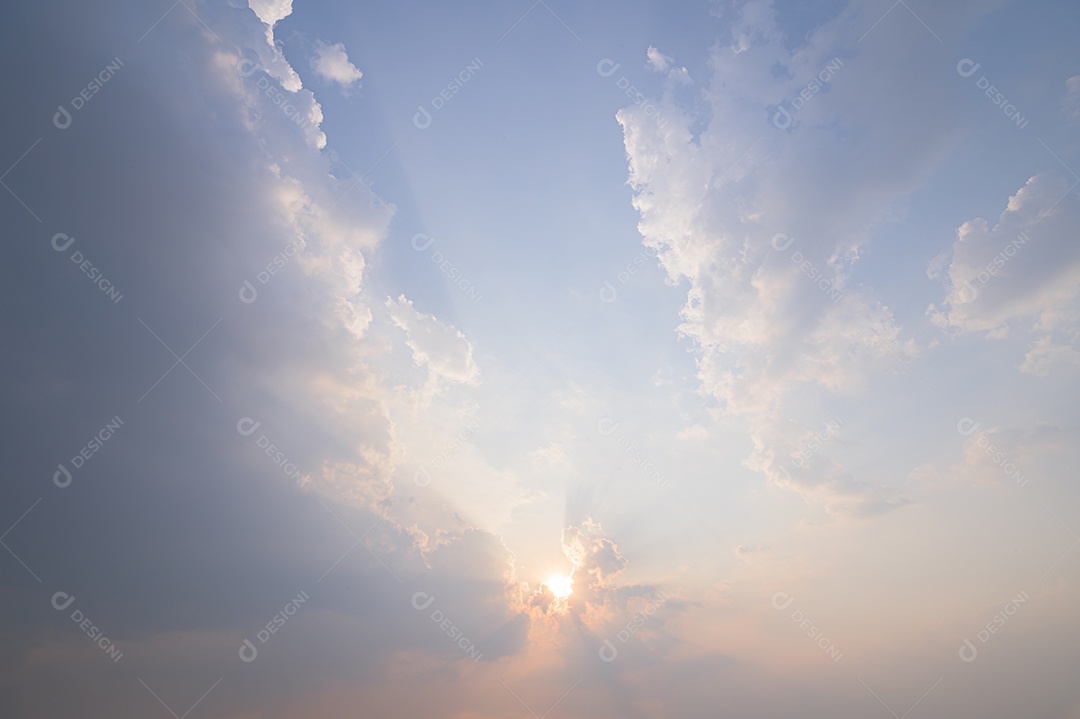 Céu panorâmico e nuvens durante o dia