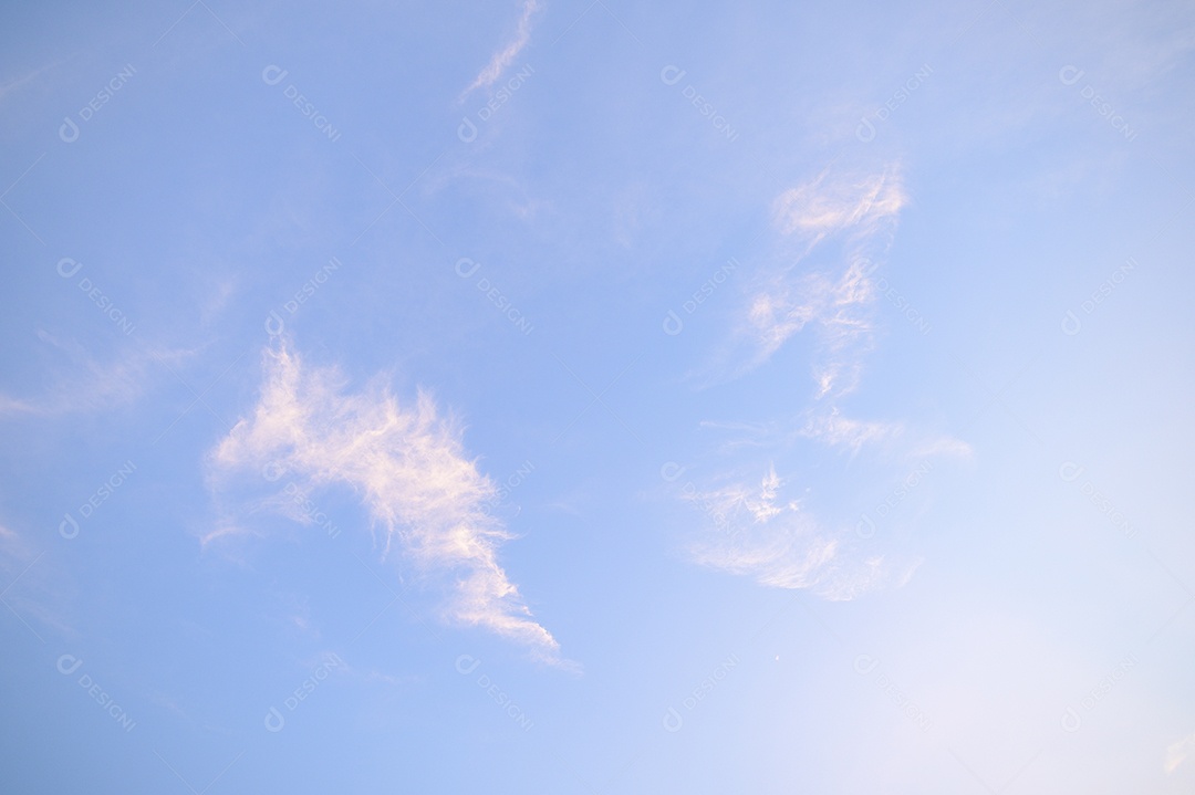 Céu panorâmico e nuvens durante o dia