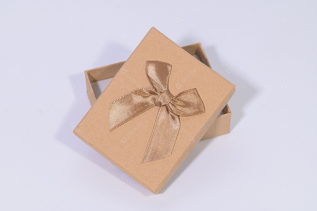 Uma caixa de presente marrom em um fundo branco