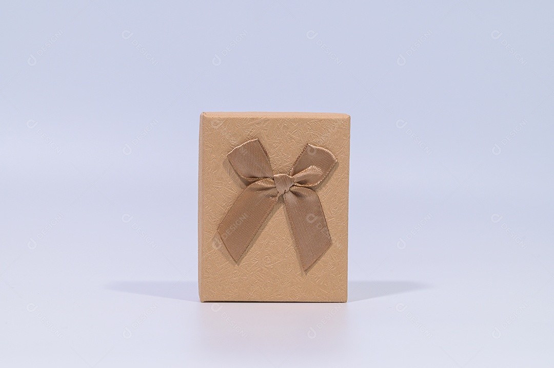Uma caixa de presente marrom em um fundo branco