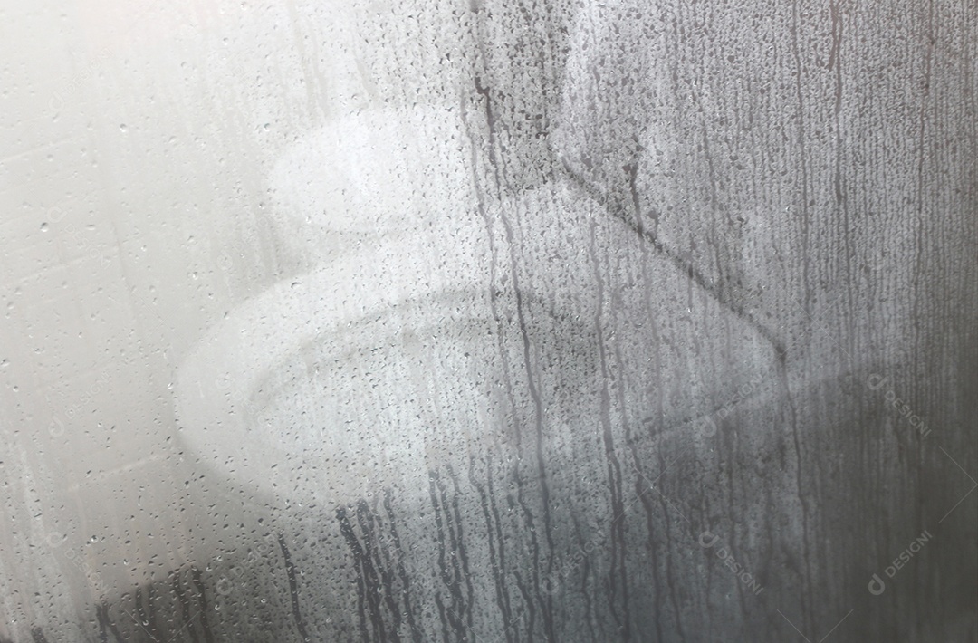 Armário de água no banheiro com gota de vapor