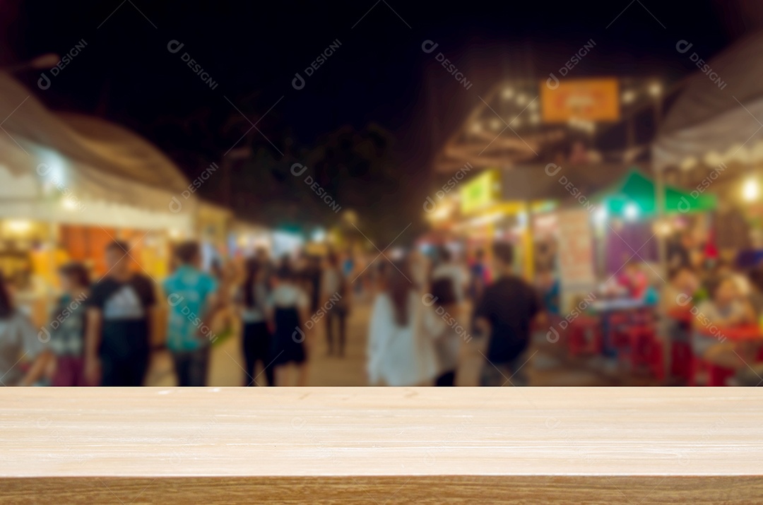 Mesa de madeira turva pessoas andando no mercado noturno. Pode ser usado para exibir ou montar seus produtos.