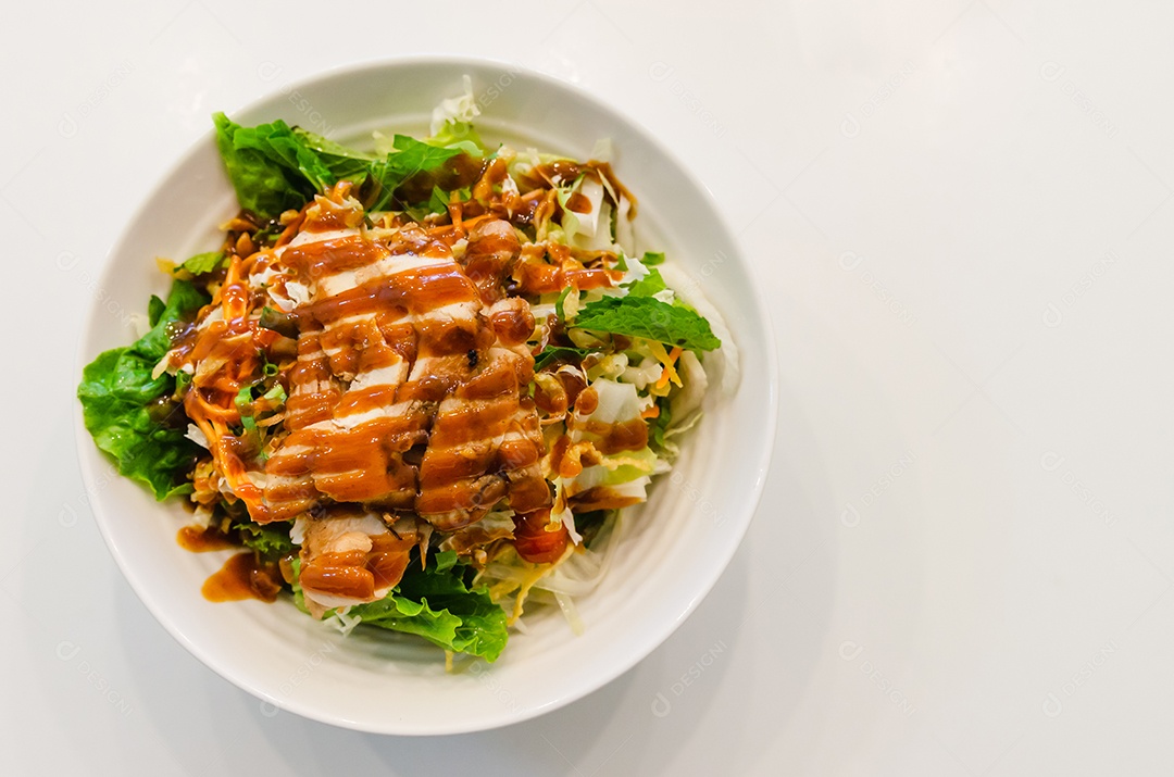 Legumes de salada de frango de comida saudável na mesa e espaço de cópia em branco.