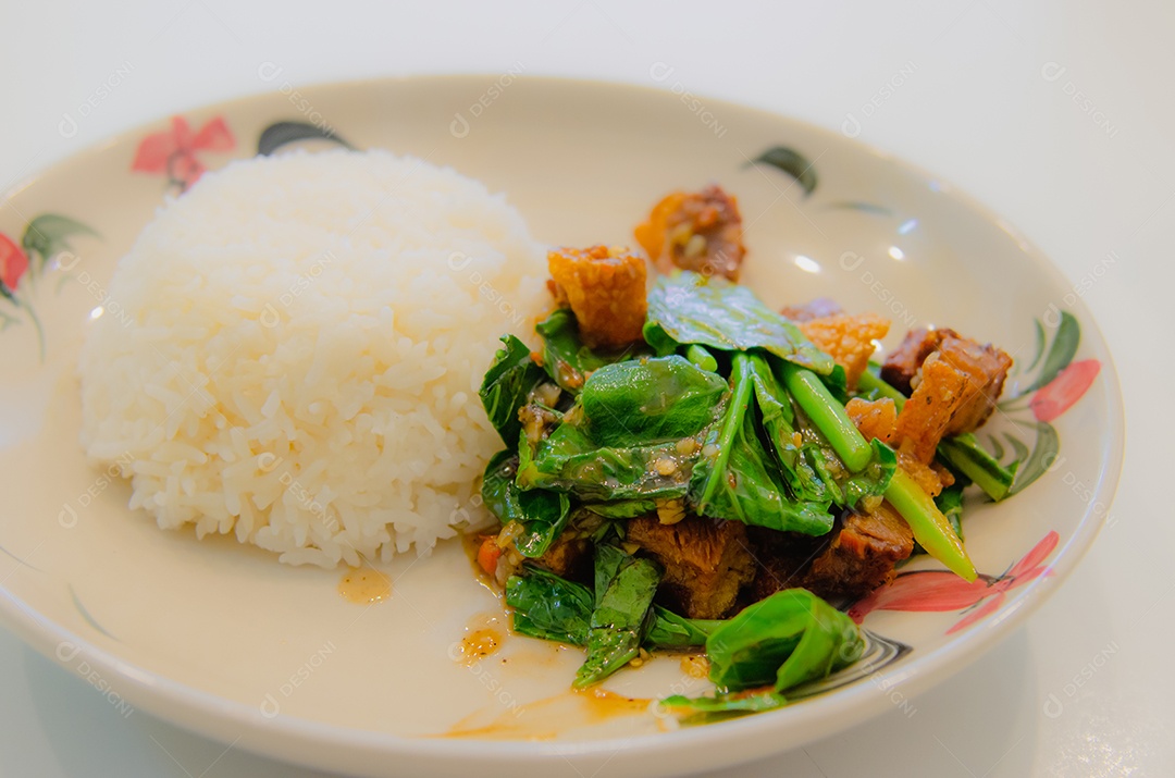 Couve com carne de porco crocante no arroz. comida tailandesa