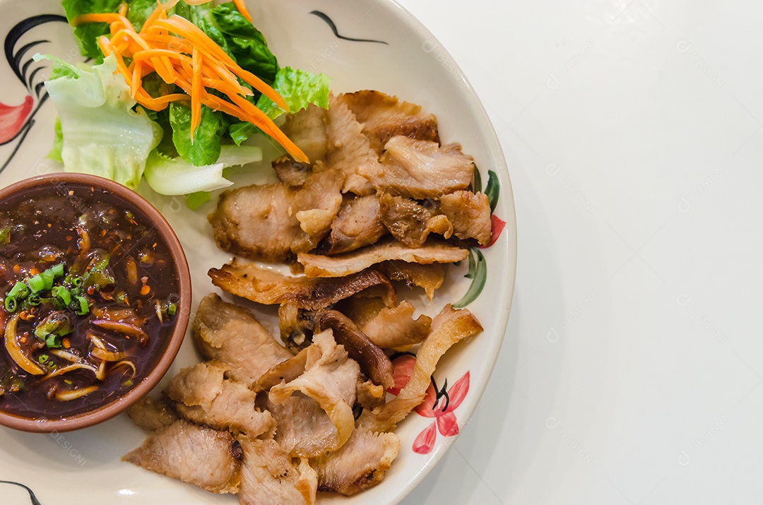 Carne de porco grelhada com molho picante. comida tailandesa