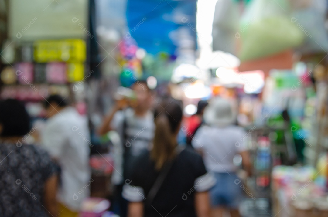 Imagem de fundo desfocada de pessoas às compras no mercado de rua.
