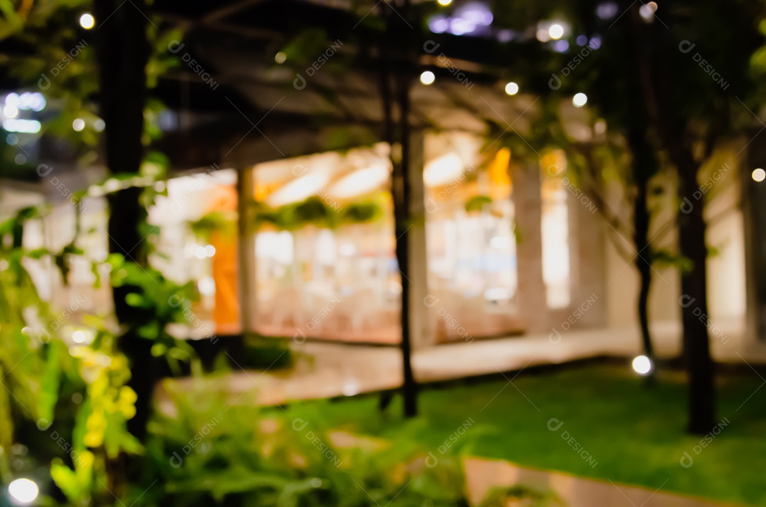 Borre o bokeh de luz noturna abstrata no jardim.